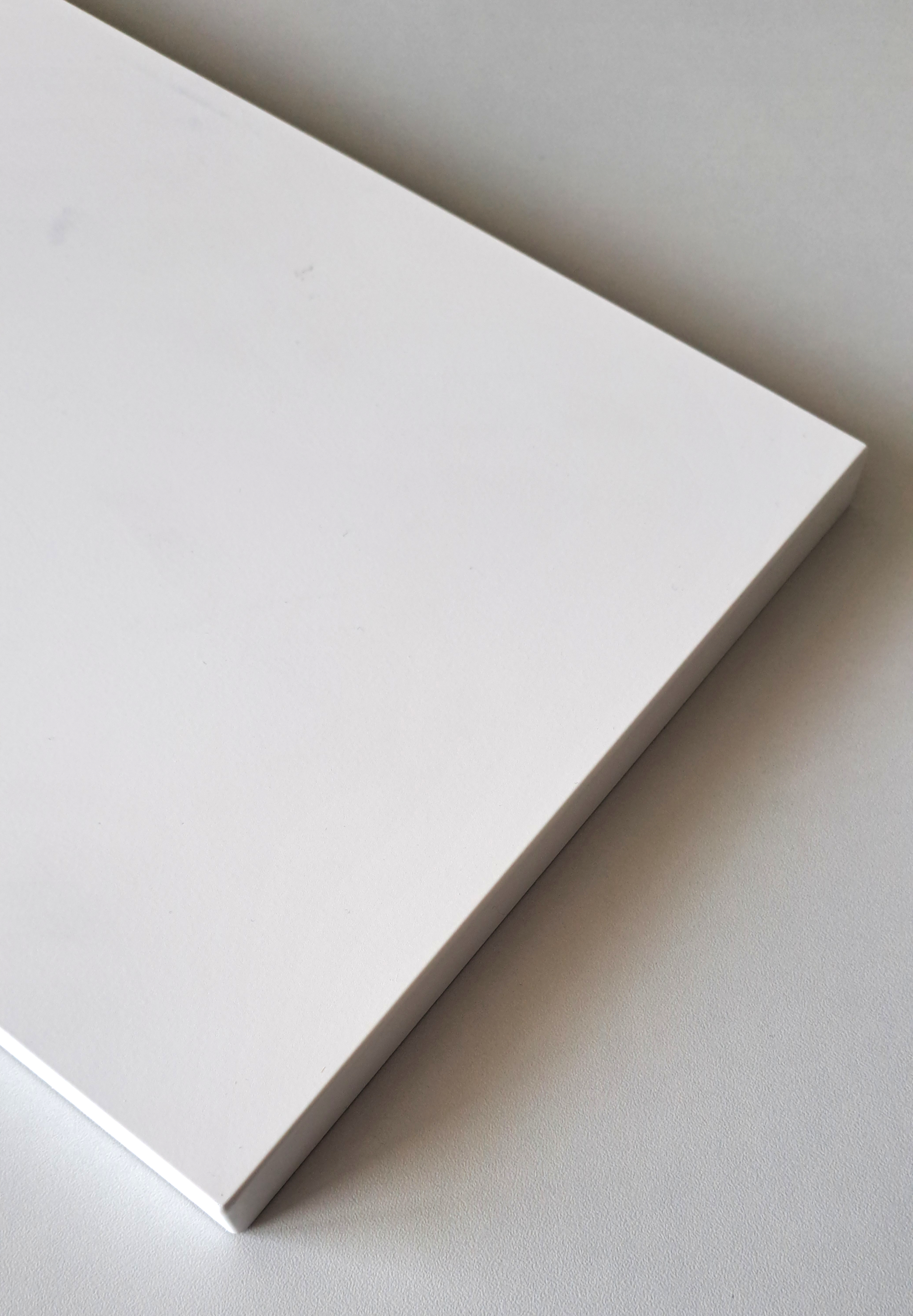 Zerkleinerte MDF-Platte im Recyclingprozess