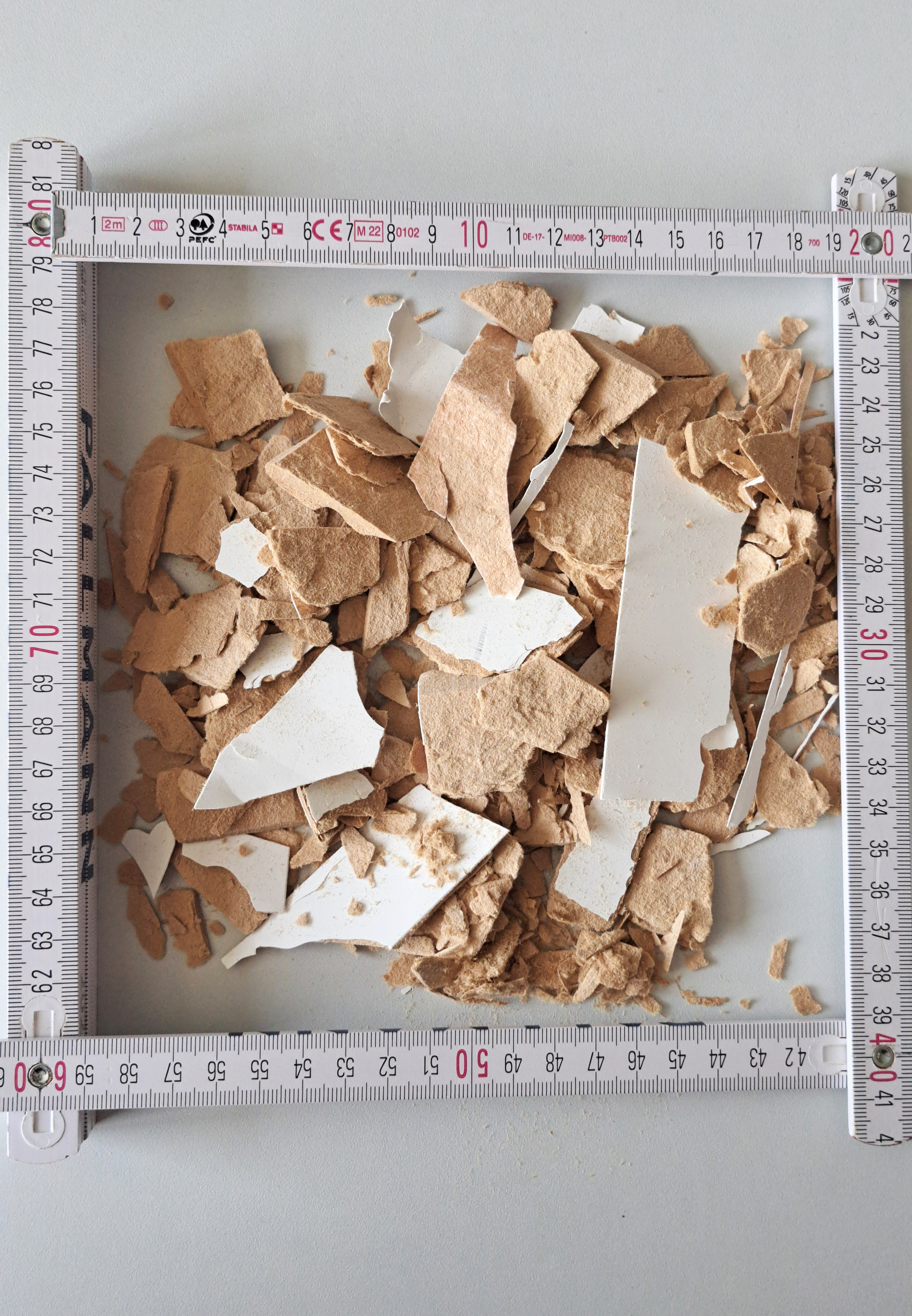 Zerkleinerte MDF-Platte im Recyclingprozess