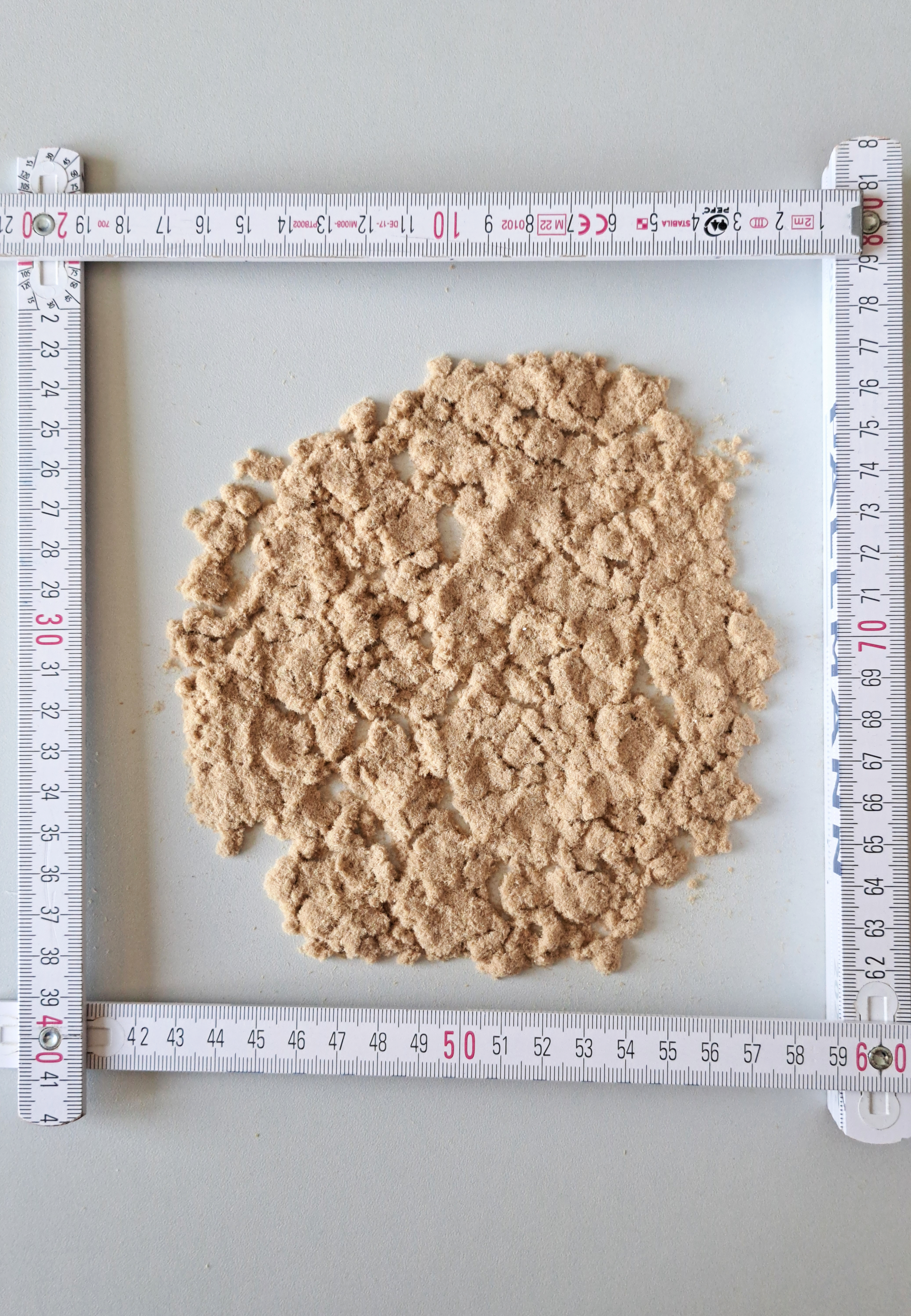 Zerkleinerte MDF-Platte im Recyclingprozess