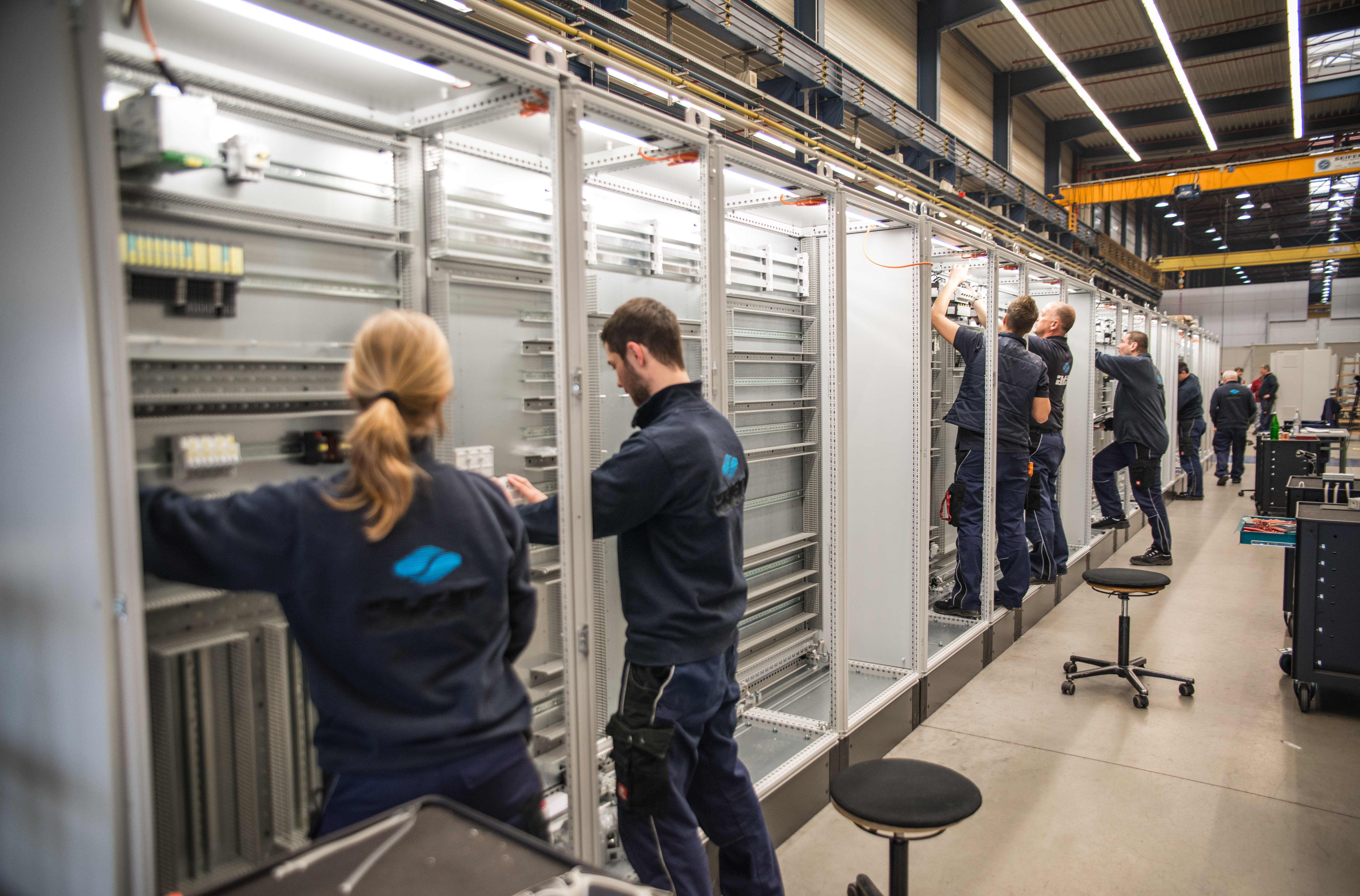 Geöffnete Schaltanlagen und Schaltschränke von SIEMPELKAMP Automation mit Leistungs-, Steuerungs- und Verdrahtungskomponenten.