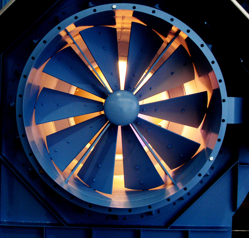 Drallregler von Siempelkamp Industrial Fans mit verstellbaren Leitschaufeln zur präzisen Regelung industrieller Gasströme.