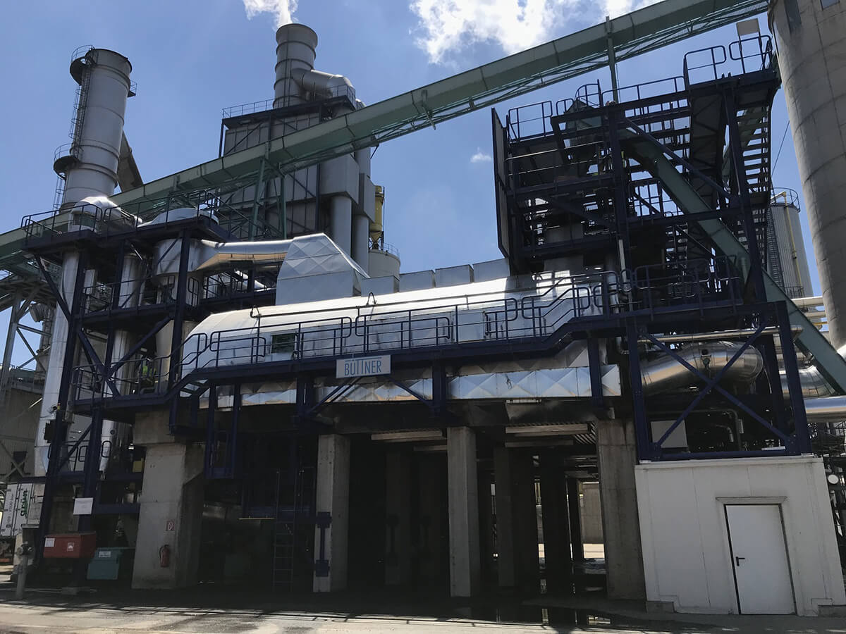 Industrielle Trocknungsanlage mit Fördertechnik und Abluftsystem.