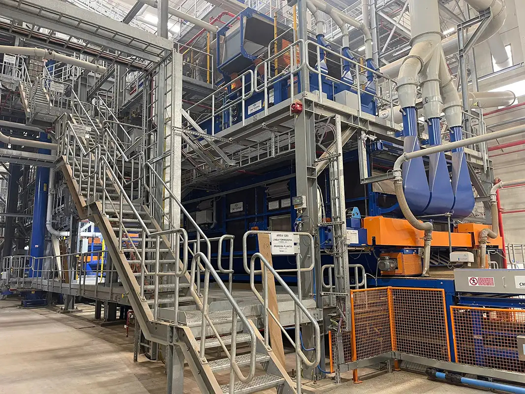 Siempelkamp Formstation FS zur Herstellung gleichmäßig aufgebauter Spanplattenmatten in einer Produktionsanlage.