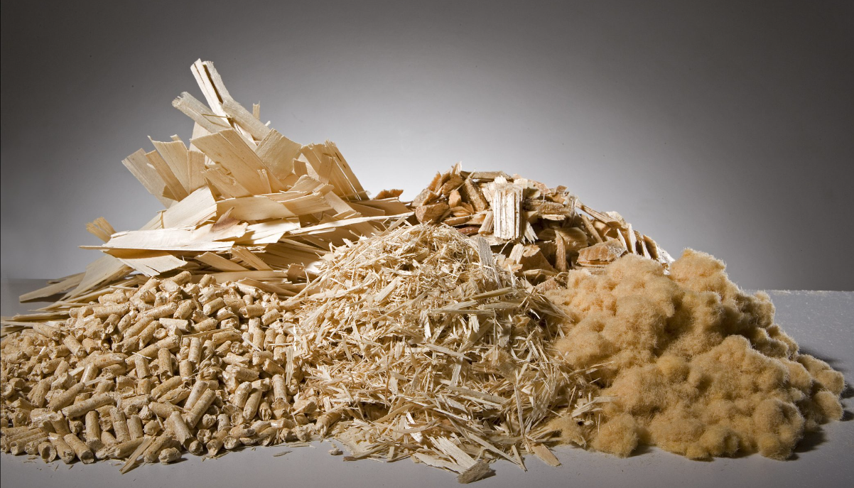 Verschiedene Holzfraktionen wie Pellets, Späne, Strands, Hackschnitzel und Fasern als Beispiele für die industrielle Holzaufbereitung.