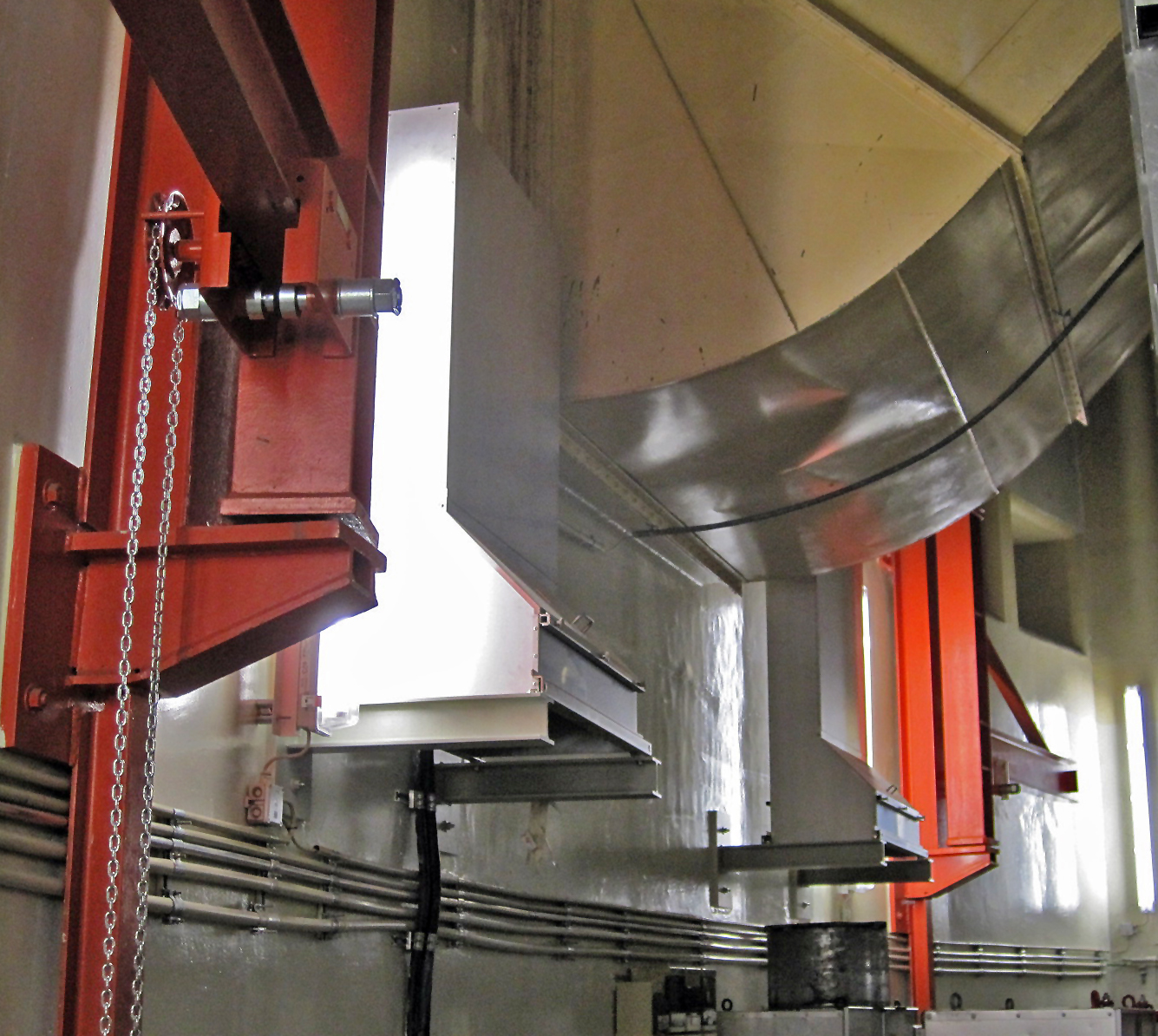 Installierter passiver autokatalytischer Rekombinator NIS-PAR von Siempelkamp NIS in einer kerntechnischen Anlage.
