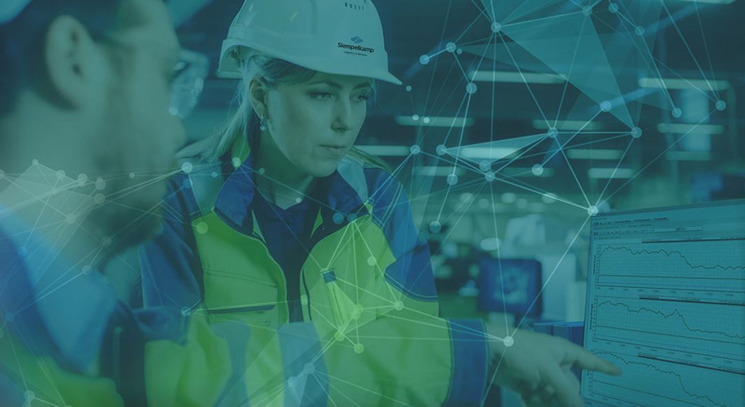 Mitarbeitende von SIEMPELKAMP Industrial IT analysieren digitale Produktions- und Prozessdaten an einem Monitor.