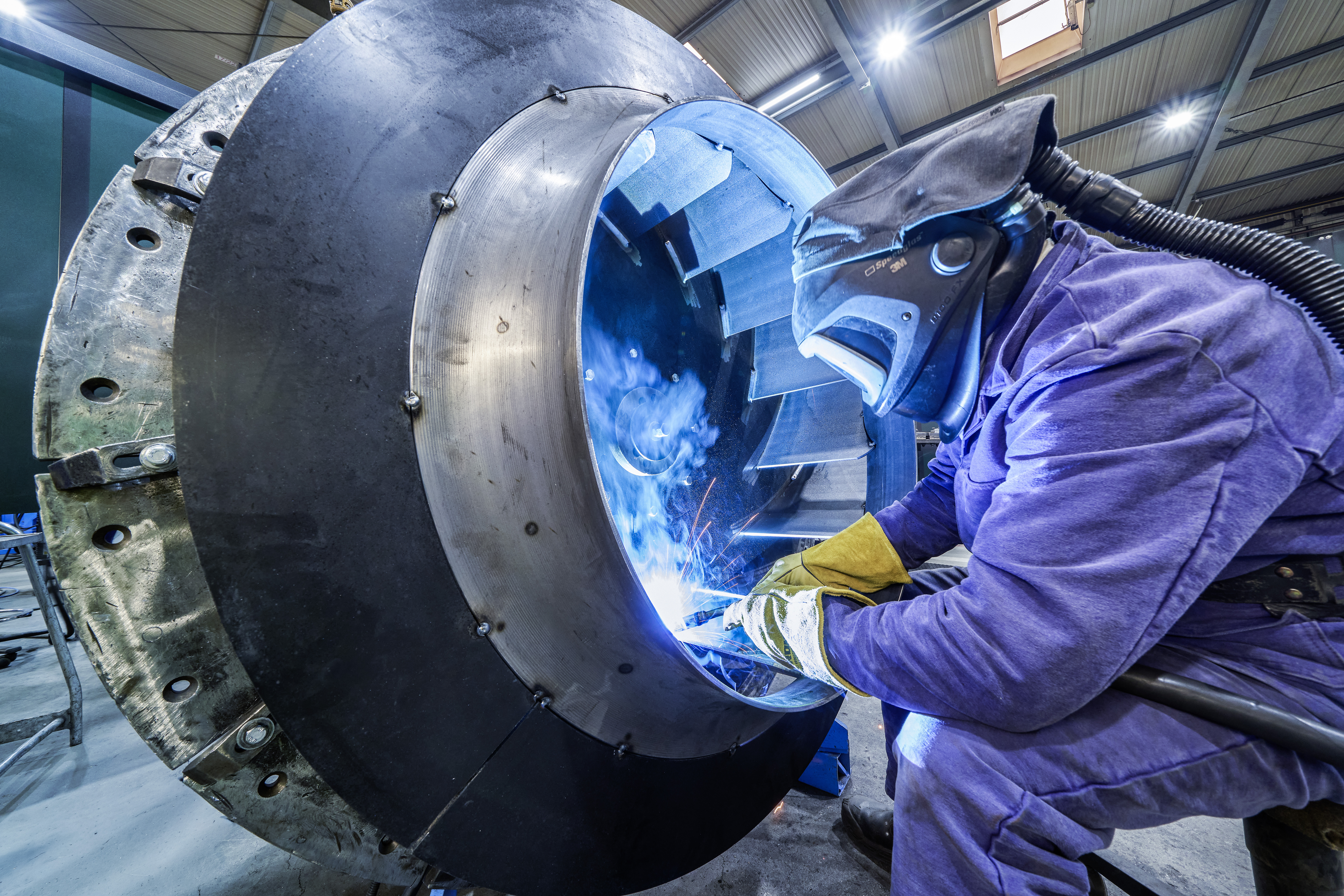 Schweißer bei der Herstellung eines großformatigen Ventilatorlaufrads von Siempelkamp Industrial Fans.