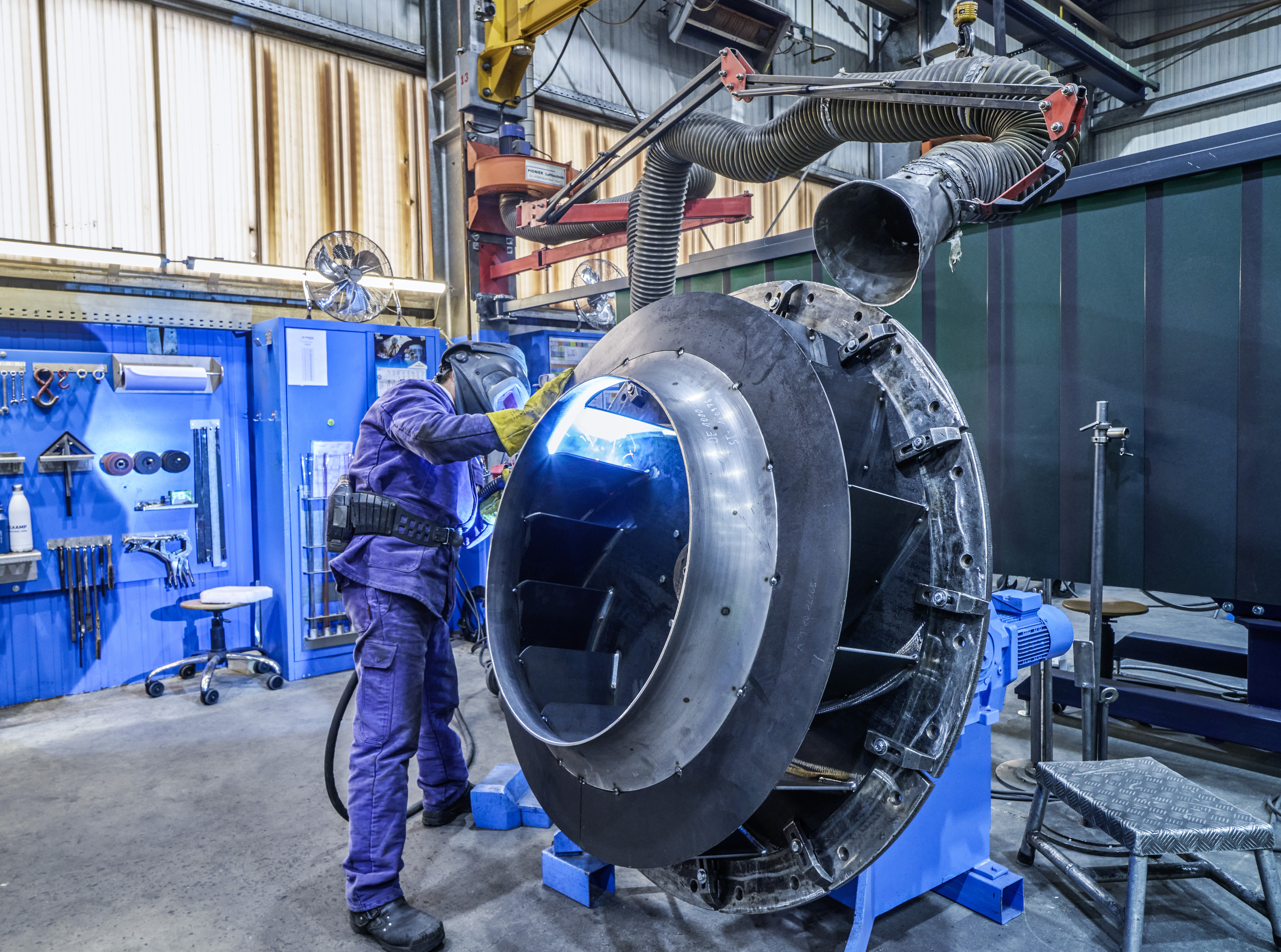 Schweißer bei der Herstellung eines großformatigen Ventilatorlaufrads von Siempelkamp Industrial Fans.