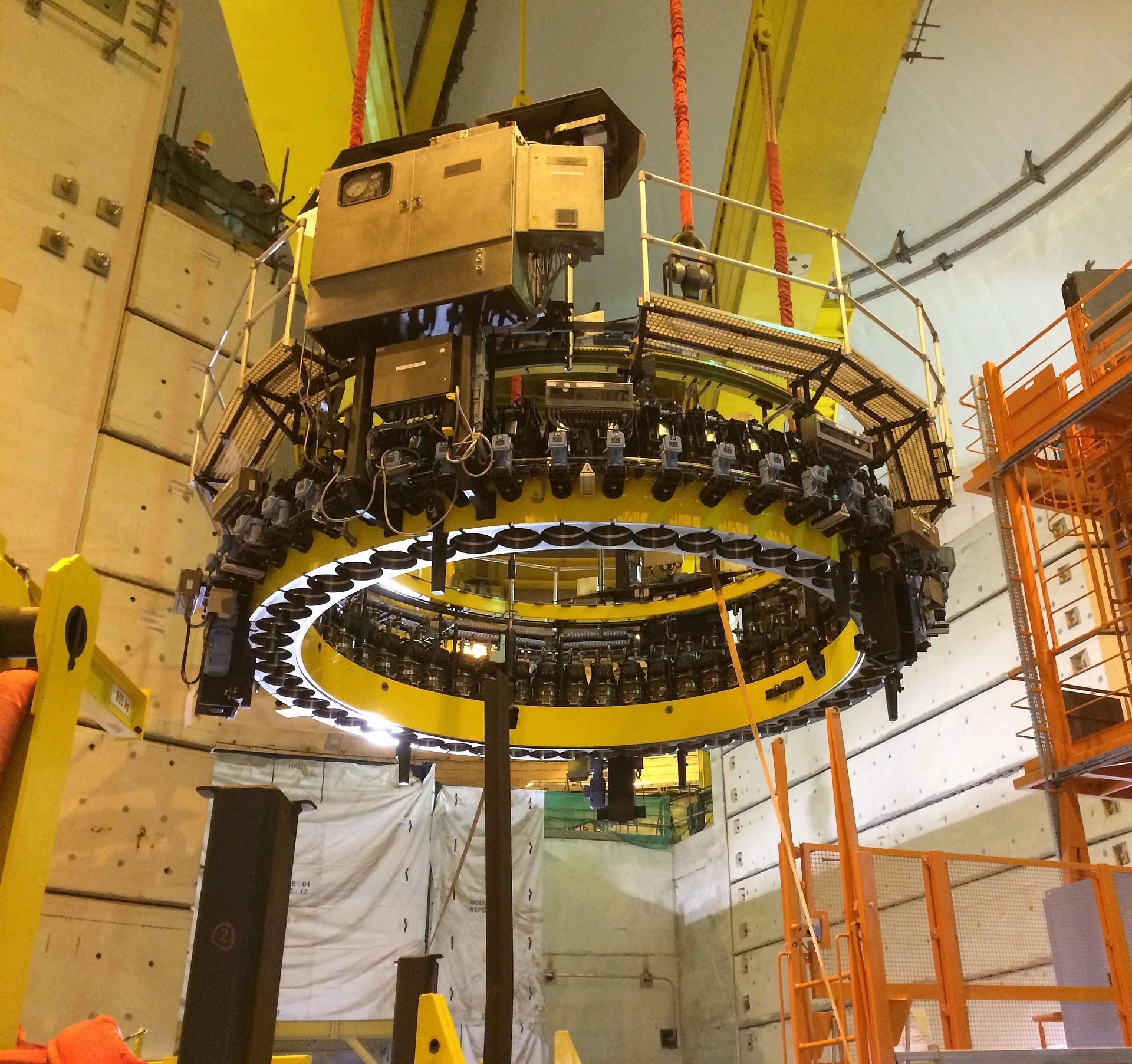 Schraubenspannmaschine von Siempelkamp NIS beim Einsatz an einem Reaktordruckbehälter in einem Kernkraftwerk.