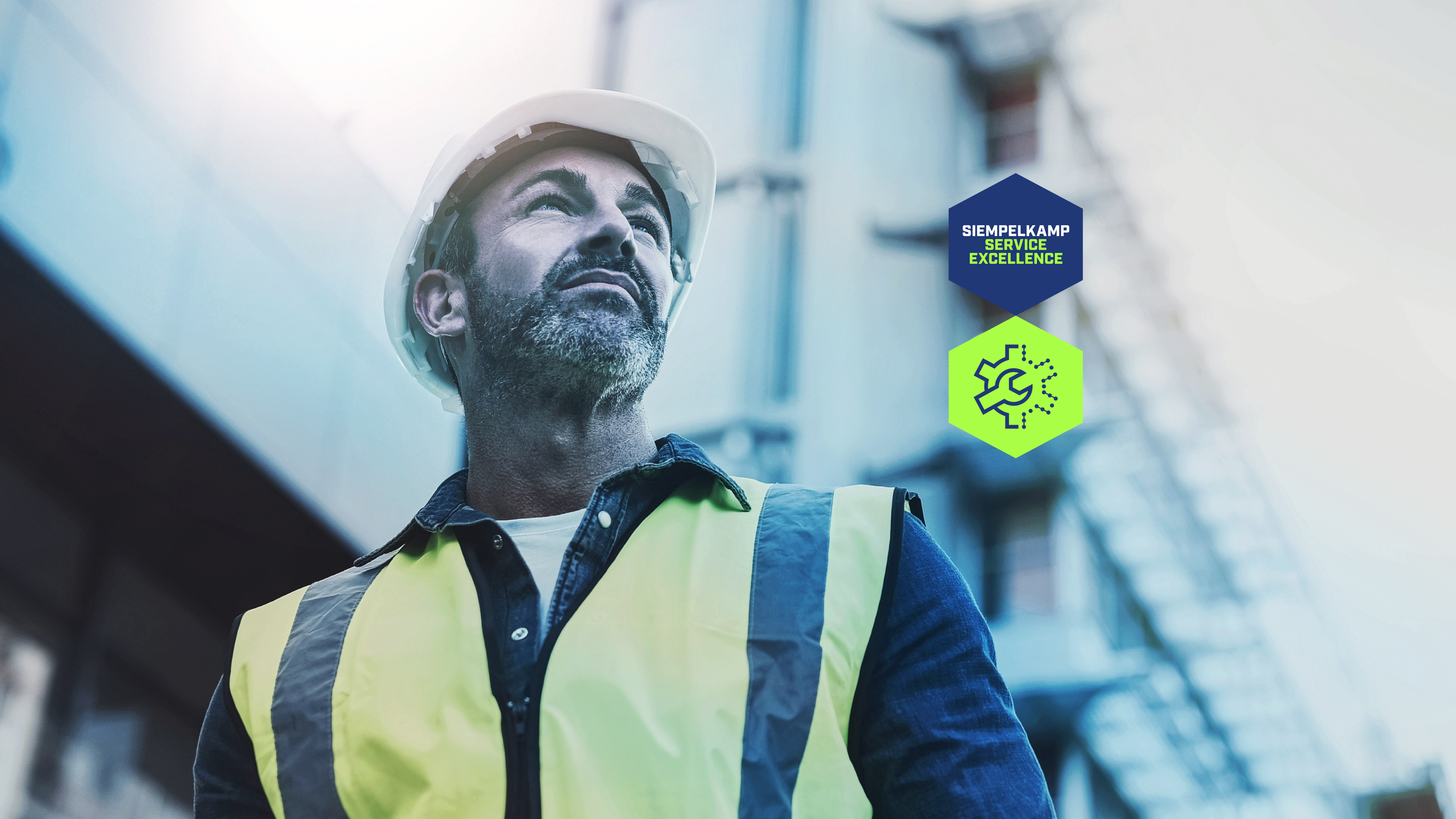SIEMPELKAMP-Servicetechniker mit Schutzhelm und Warnweste, mit Service Excellence Icons