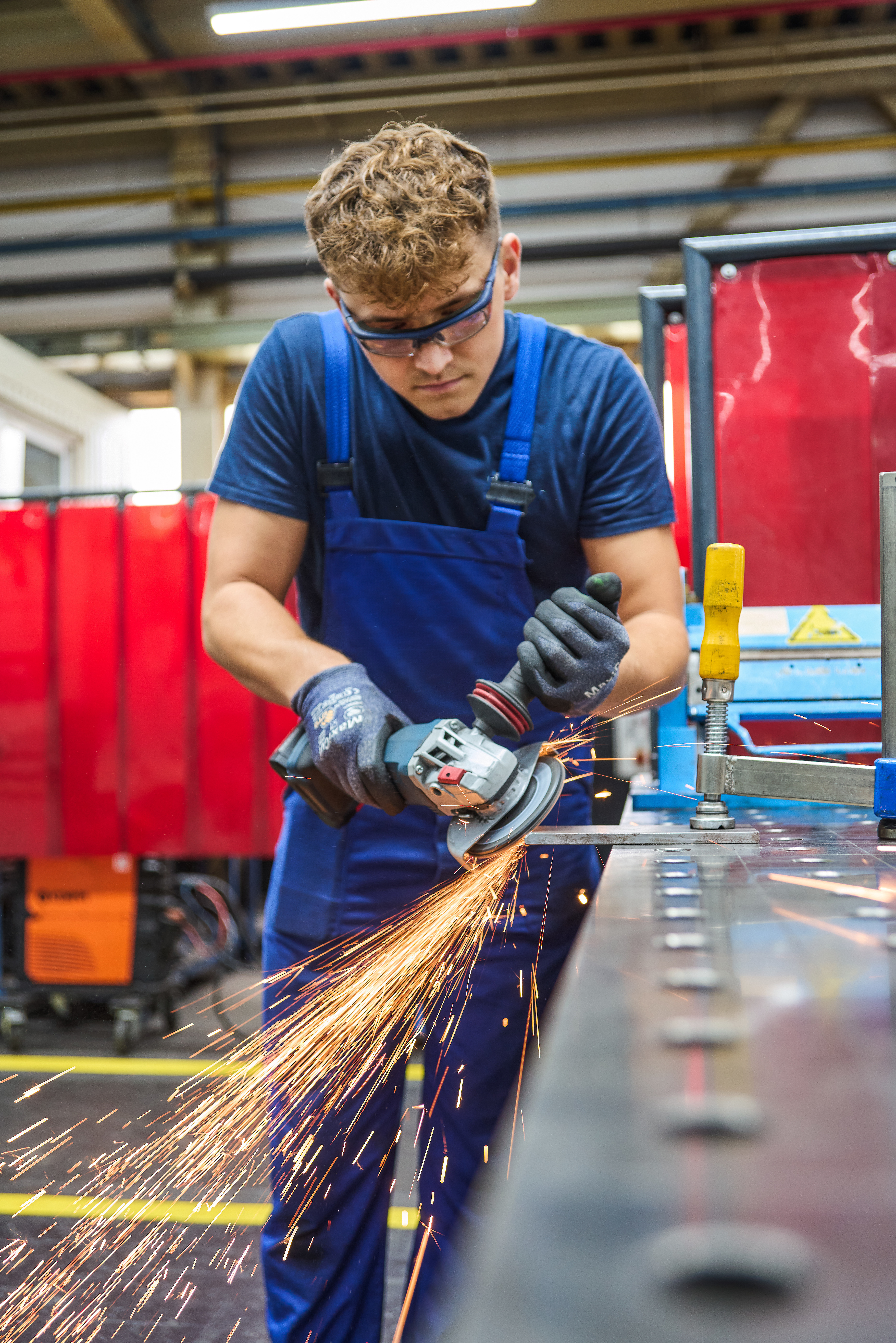 Siempelkamp-Auszubildender beim Flexen in der Lehrwerkstatt