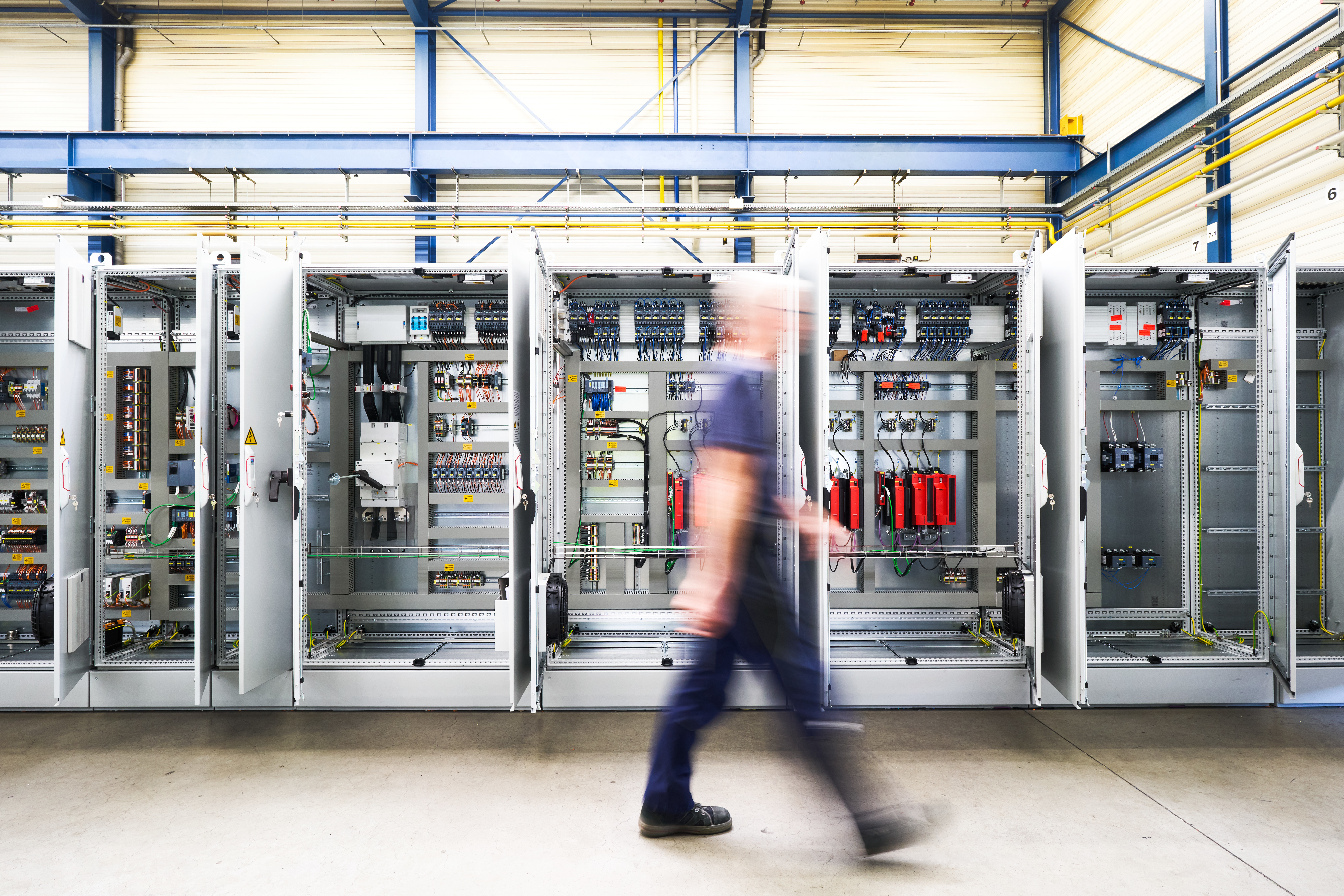 Schaltanlage mit Schaltschrank in der Siempelkamp Automation
