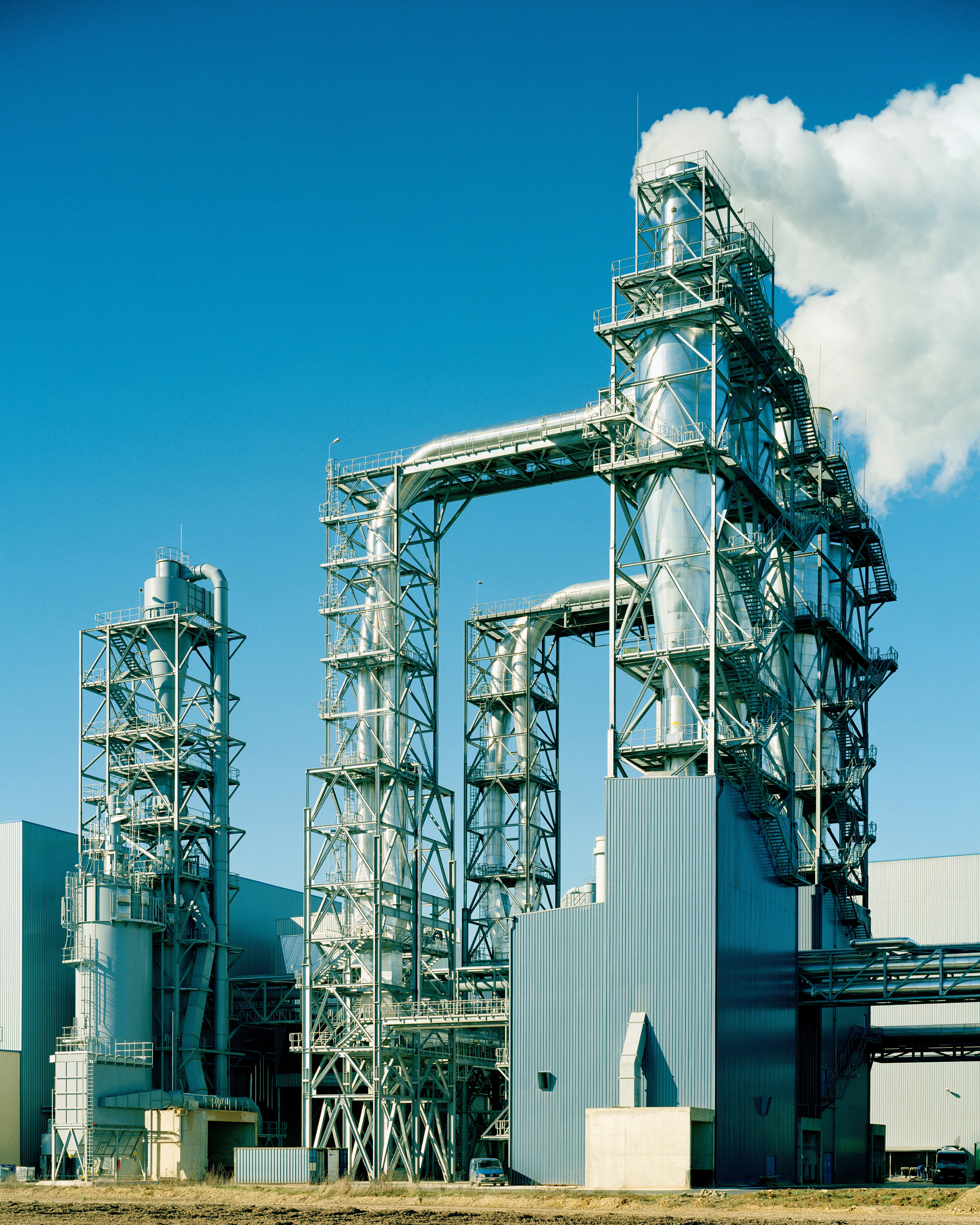 Großformatige industrielle Trocknungsanlage mit mehreren vertikalen Prozesstürmen und Rohrleitungssystemen.