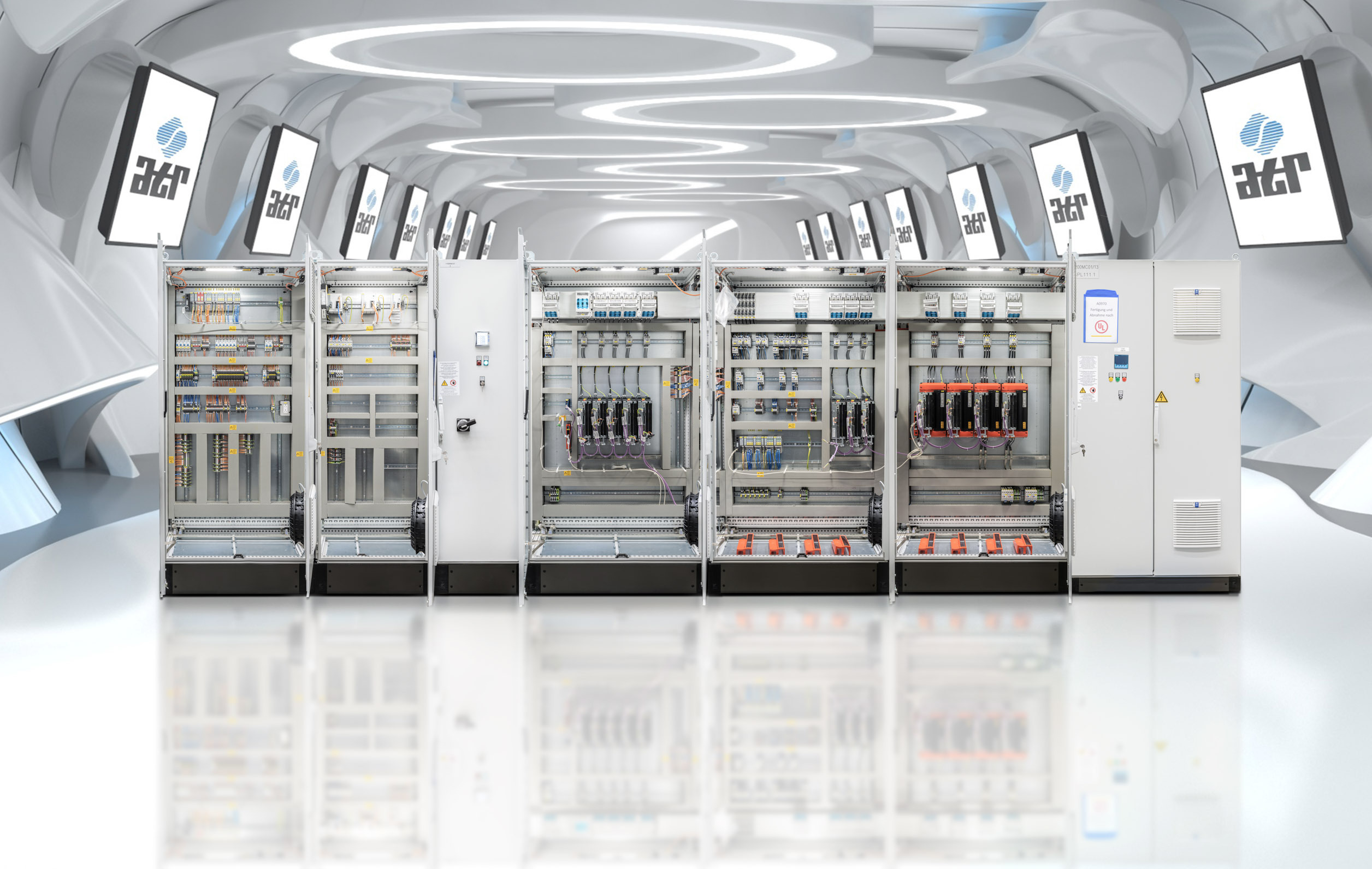 Geöffnete Schaltanlagen und Schaltschränke von SIEMPELKAMP Automation mit Leistungs-, Steuerungs- und Verdrahtungskomponenten.