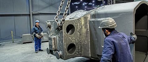 Mitarbeiter der Siempelkamp Giesserei bei Arbeiten an einer Sandform für ein großformatiges Gussteil der Pressentechnologie.