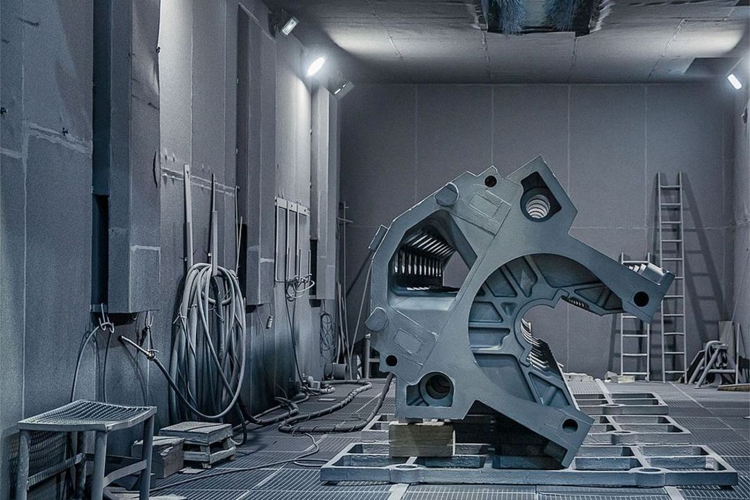 Großformatige Gusskomponente der Siempelkamp Giesserei für Anwendungen in der Energieumwandlung während der Oberflächenbearbeitung.
