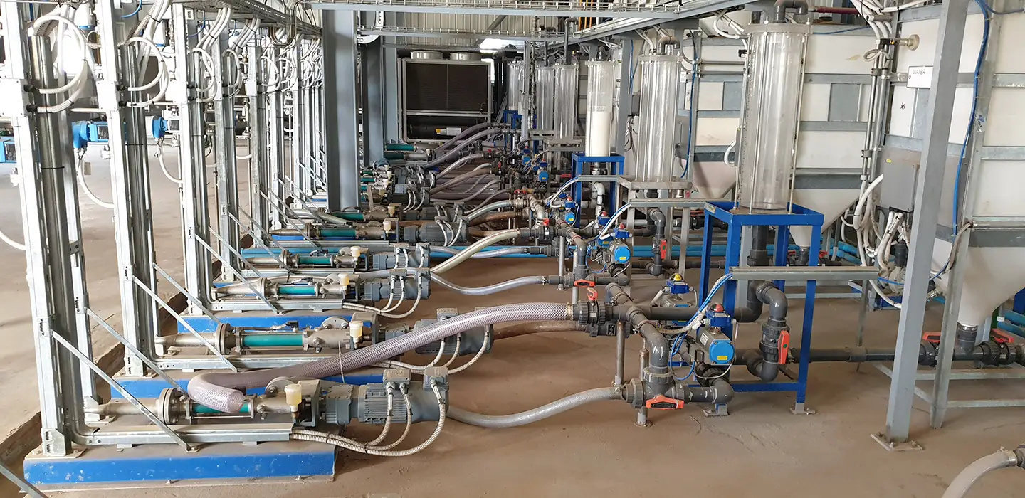 Siempelkamp Leimküche mit Rohrleitungen, Vorratsbehältern, Pumpen und automatisierter Dosiertechnik für die Holzwerkstoffproduktion.