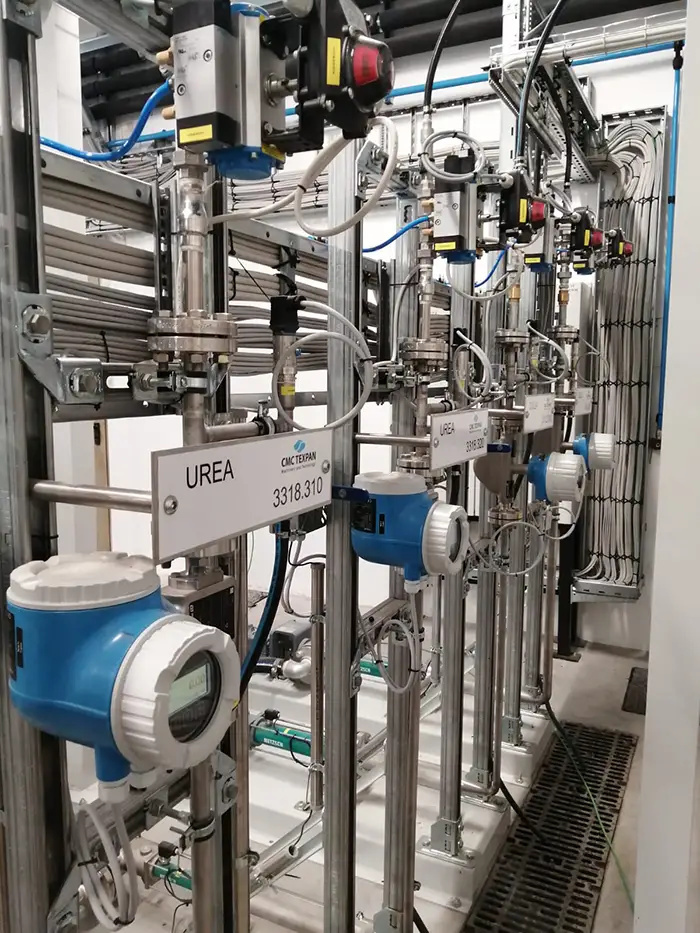 Siempelkamp Leimküche mit Rohrleitungen, Vorratsbehältern, Pumpen und automatisierter Dosiertechnik für die Holzwerkstoffproduktion.