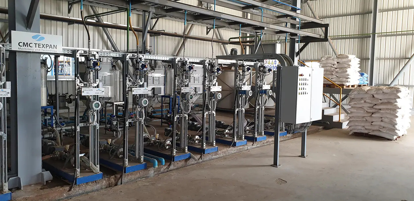 Siempelkamp Leimküche mit Rohrleitungen, Vorratsbehältern, Pumpen und automatisierter Dosiertechnik für die Holzwerkstoffproduktion.