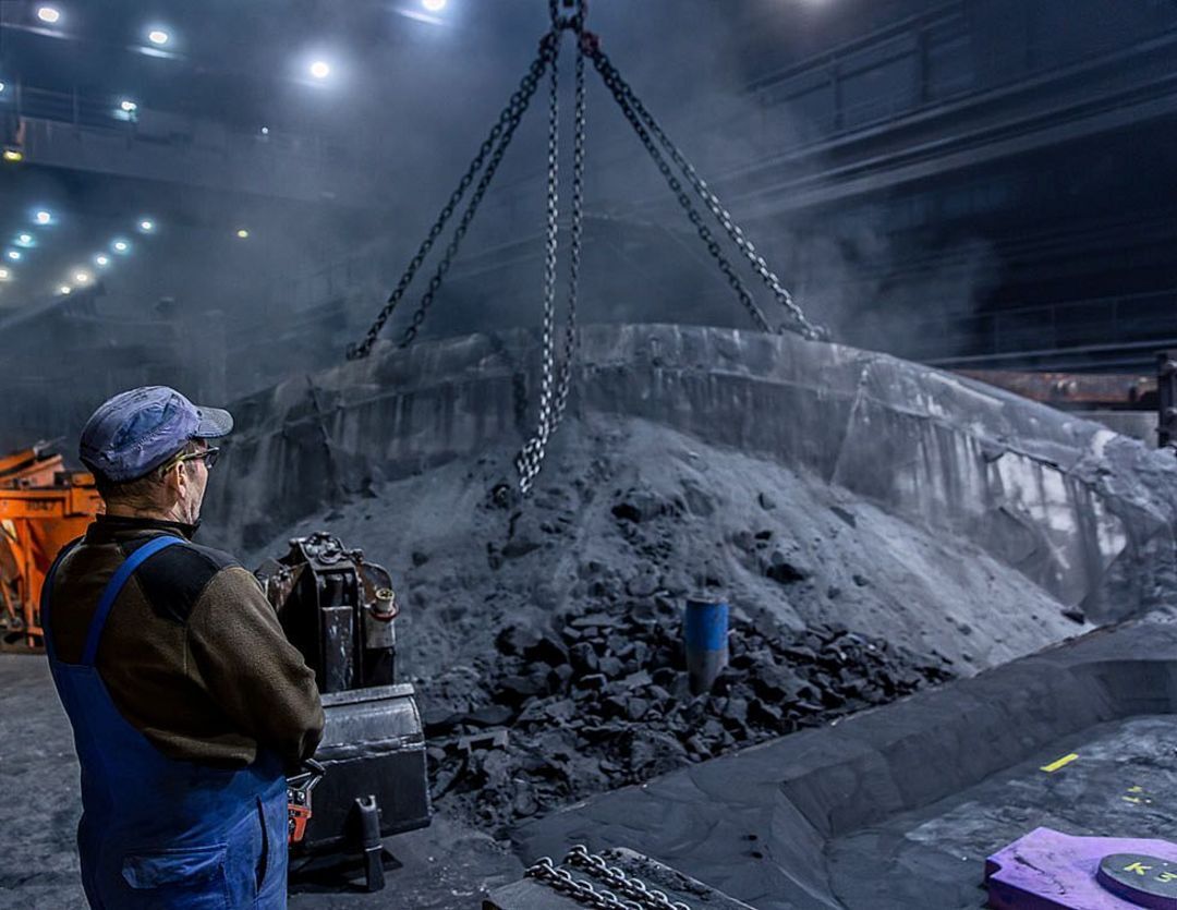 Mitarbeiter der Siempelkamp Giesserei beim Transport eines großformatigen Gussbauteils für Mining- und Grinding-Anwendungen.