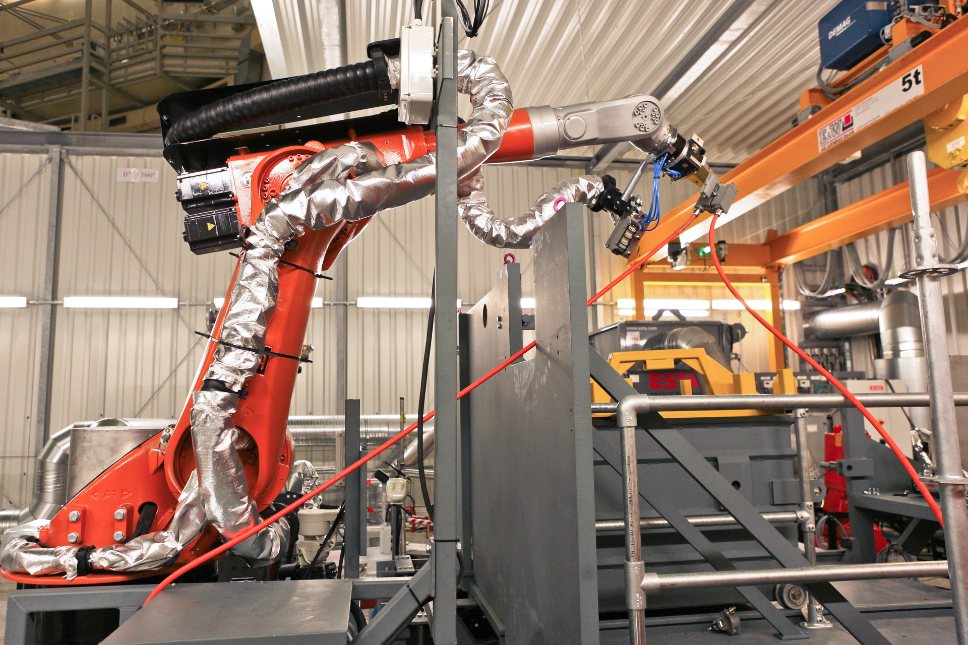 Industrieroboter als Sondermaschine von Siempelkamp NIS bei der automatisierten Bearbeitung einer Komponente für den kerntechnischen Rückbau.